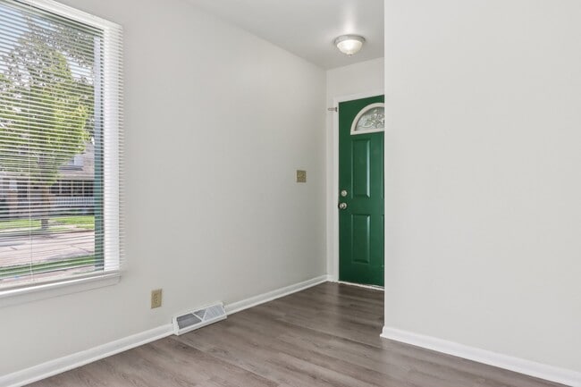 Private Entry - 1933 S 72nd St Unit 1933 - Lower