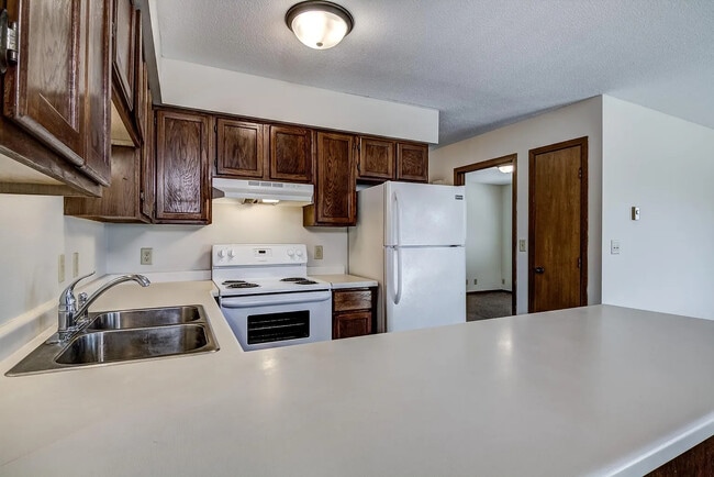 Photo - 634 Saxonwood Rd