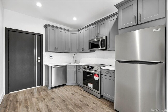 Building Photo - 533 Greenwich St Unit 2B