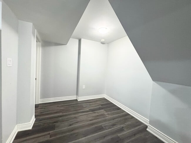 Photo - 1 BED - 1 BATH - MISSISSAUGA - BASEMENT Unit 2