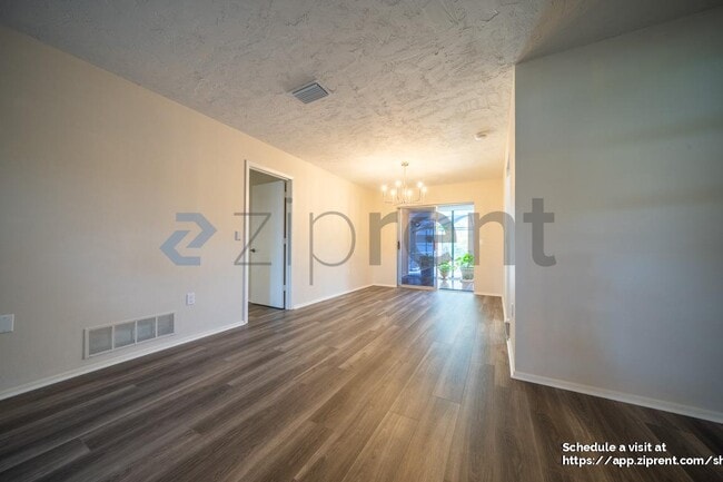 Photo - 468 Laurencin Dr