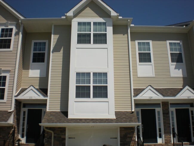 Building Photo - Room for a large family! Rental