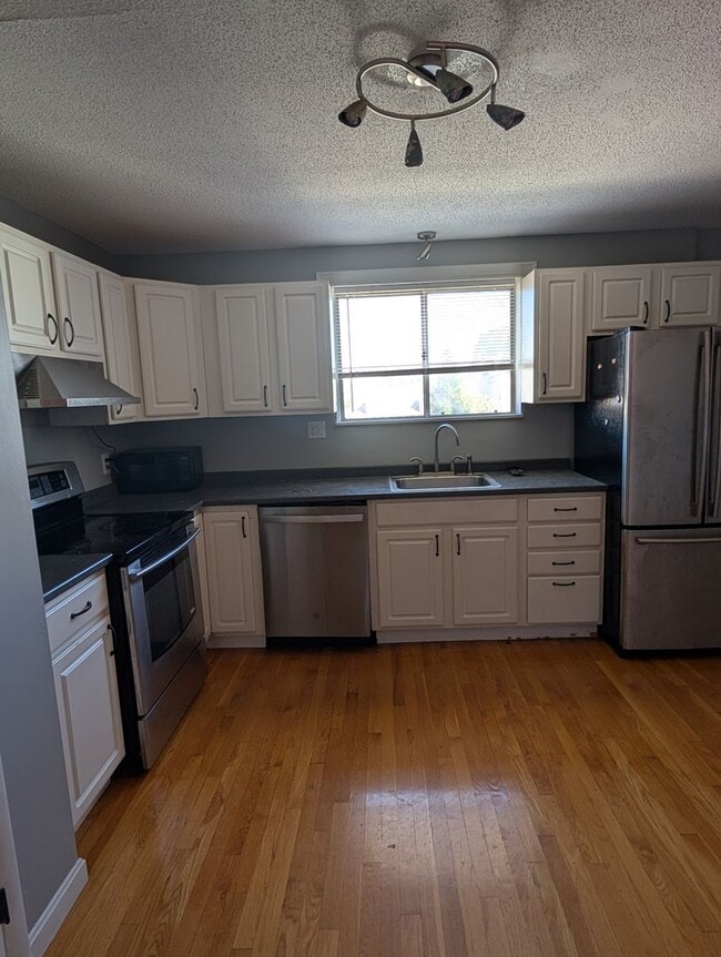Somerville 2 bedroom with parking for 9/1 - Somerville 2 bedroom with parking for 9/1 Condo