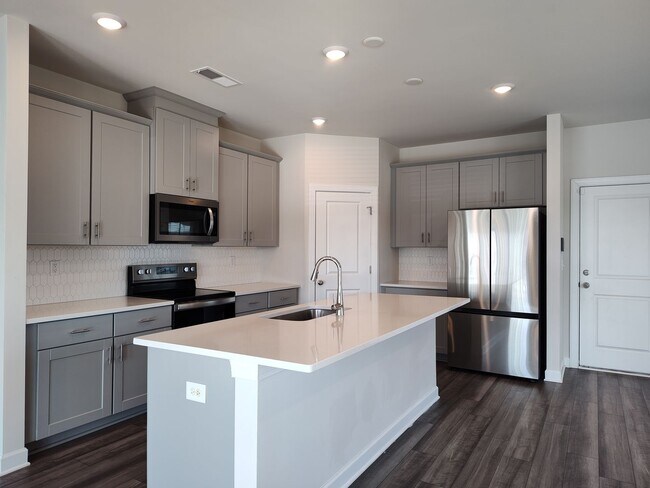 Photo - Beautiful 3 bedroom, 2.5 bathroom townhome in Belterra!