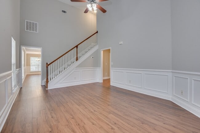 Photo - 2037 Dundee Way