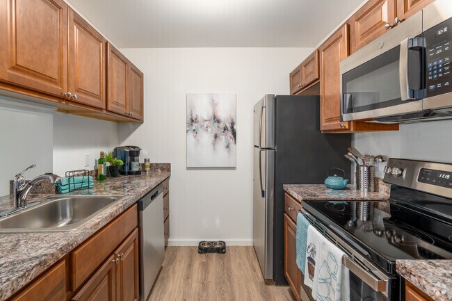 2BR, 2BA - 1,100SF - Kitchen - Pointe North Apartments