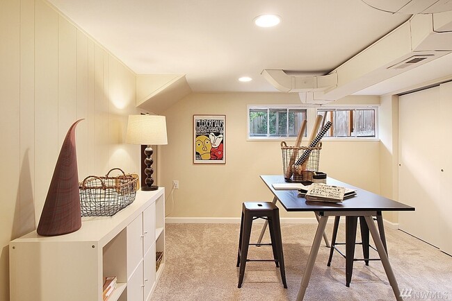 Photo - 739 N 165th St