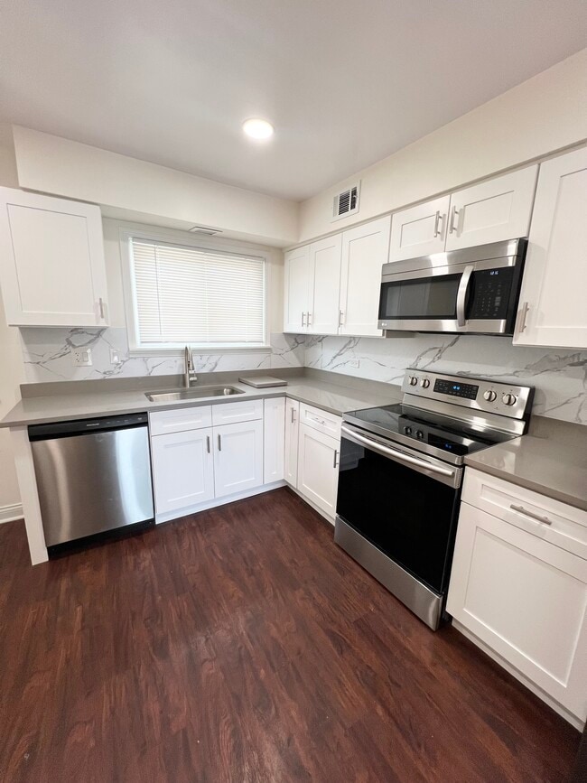 Building Photo - 9468 Bay Colony Dr Unit 3N