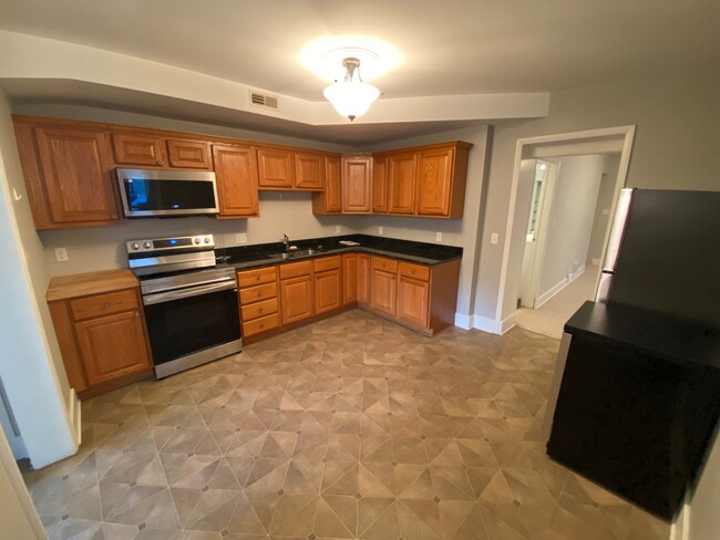 NEW Stainless Steel Appliances in Spacious Kitchen - 225 N Franklin St Apartamentos Unidad 225 N. Franklin St