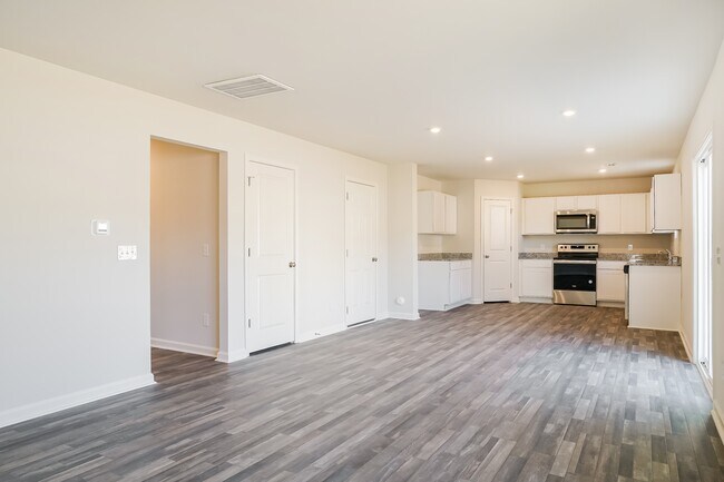 Photo - 668 Savanac St SE