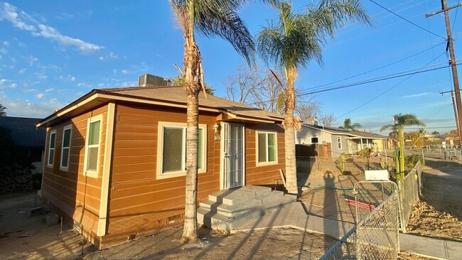 Building Photo - Explore this attractive property in Delano... Rental