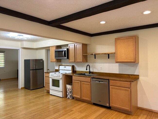 Photo - 3 Bedrooms One Floor Ranch House with 2 car attached garage in Lyndhurst
