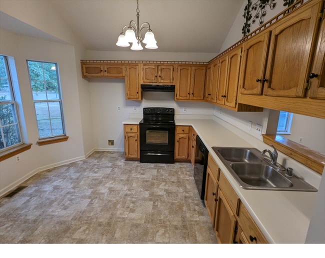198 Leslie Ln