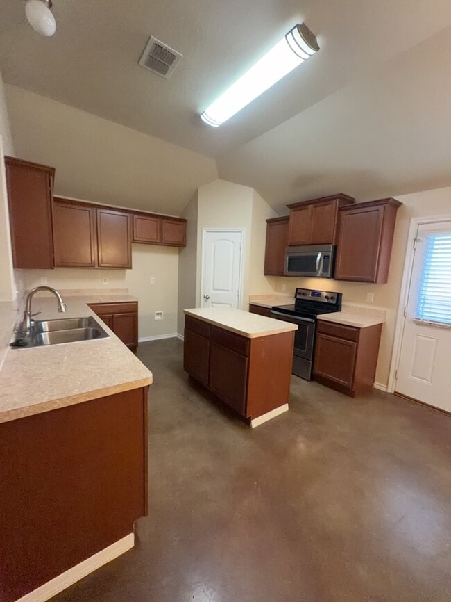 Photo - 4/2/2 Located in Treaty Oaks Subdivision !