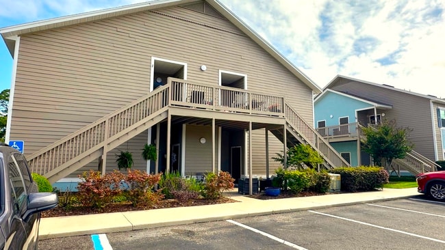 Building Photo - Gated Community, 3/2, Just Minutes to Beach!