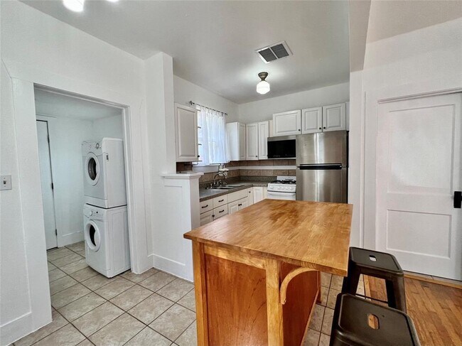 Photo - 207 W 45th St