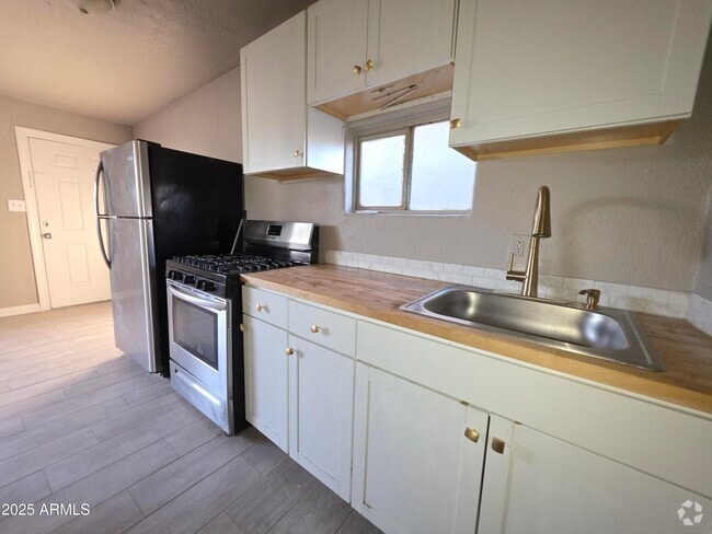 Building Photo - 2135 W Hadley St Rental