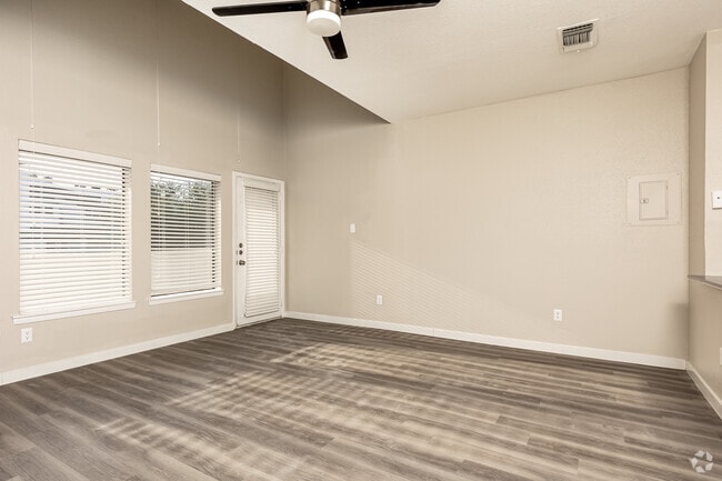 1BR, 1BA - 709SF