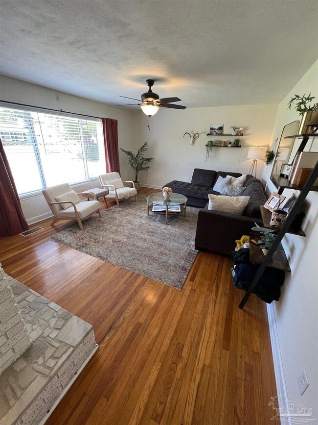 Photo - 320 Gamarra Rd