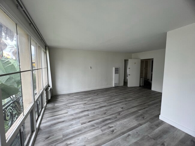 Photo - Hollywood Towers