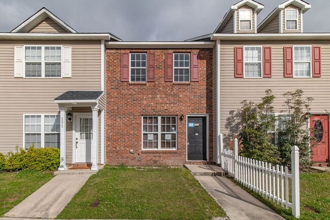 Building Photo - 2 Bed 2.5 Bath Townhome