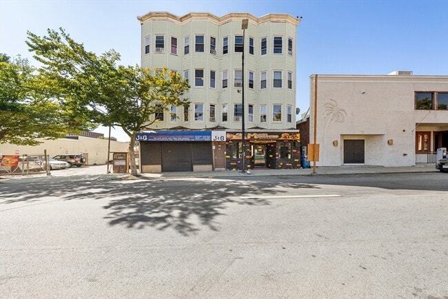 Building Photo - 50 Common St Unit 3