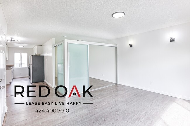 Building Photo - 8555 Independence Ave Unit 201