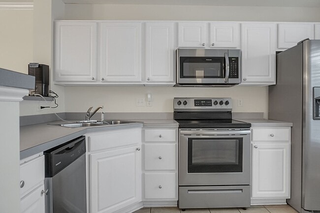Photo - 121 Hornby Cir