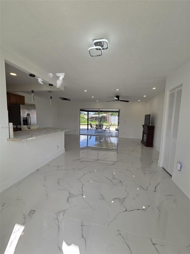 Photo - 305 SE Airoso Blvd