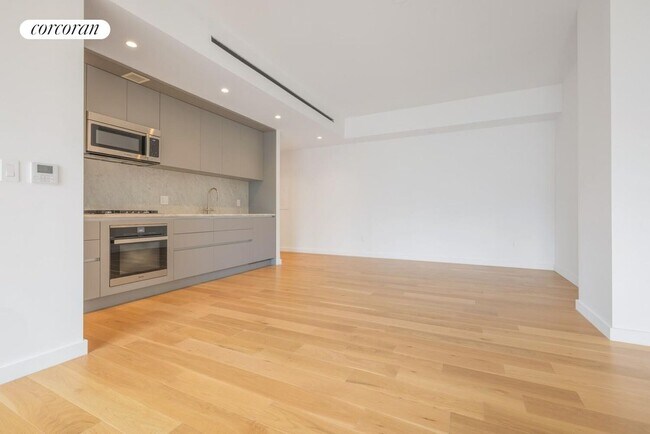 Photo - 547 W 47th St