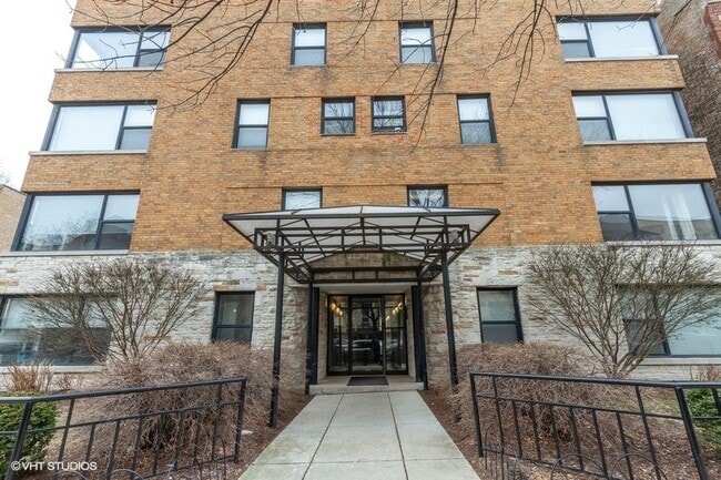 Building Photo - 525 W Aldine Ave Unit 102