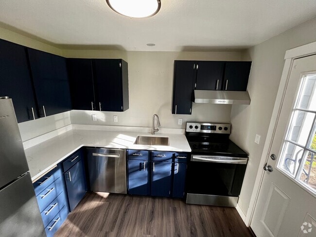 Building Photo - 685 SE Ireland St Unit 5 Rental