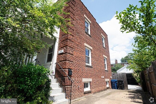 Building Photo - 1601 Boyle St Rental