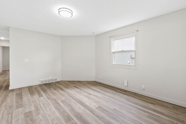 Living Area - 4934 Robin Dr