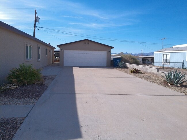 Photo - Spacious 4 bedroom 2 bath Double wide Available short term or long term