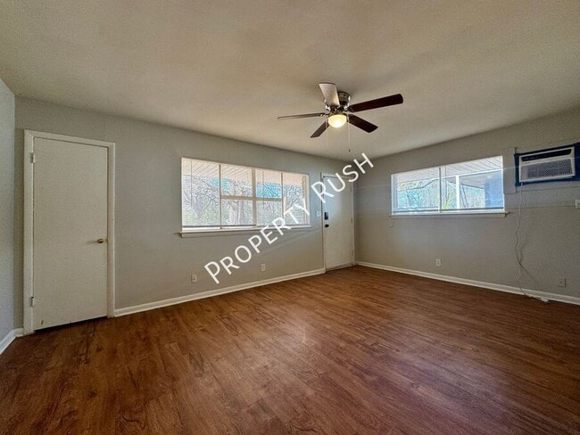 Photo - 1014 N Larchmont Dr Unit B