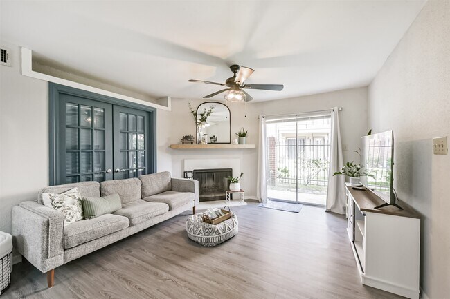 Photo - 2121 Hepburn St Unit 612