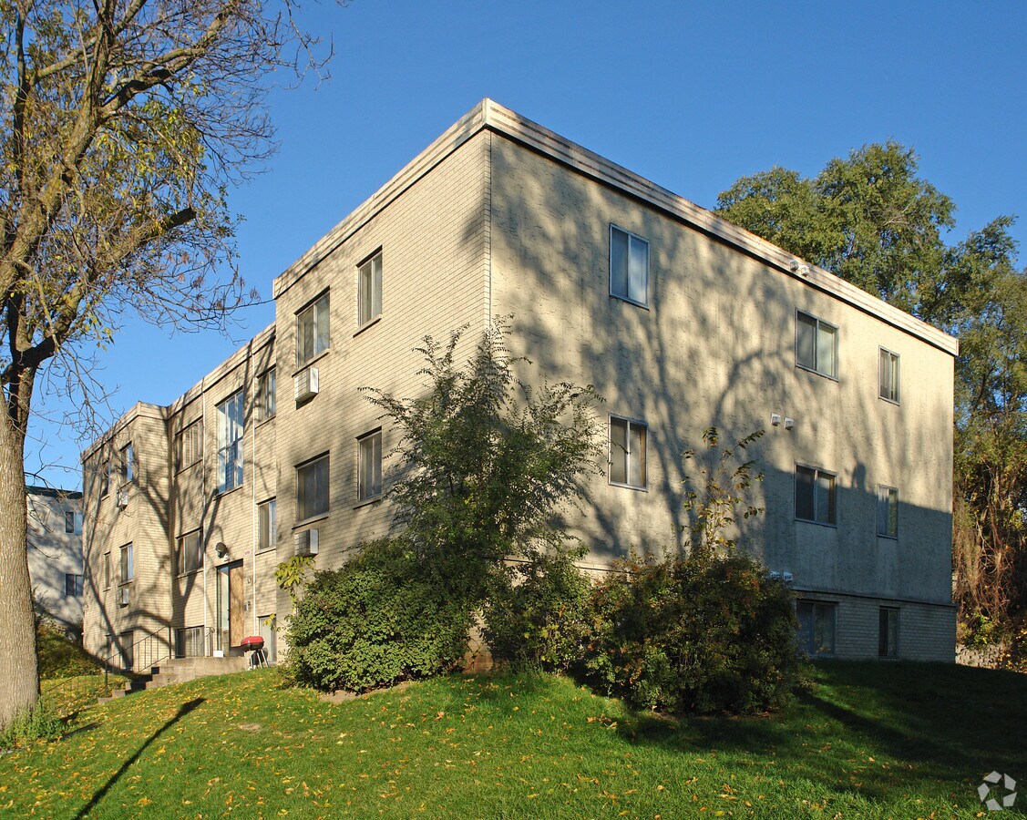 Photo - 1495 Rose Ave E