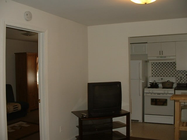 VIEW KITCHEN REAR BEDROOM - 2582 Richmond Terrace Unit 2