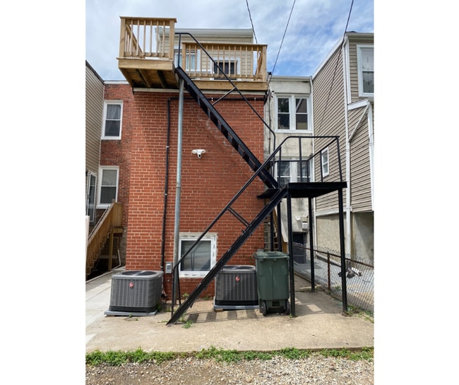 2311 Anoka Ave Unidad A W/BATH Available $900 A W/BATH