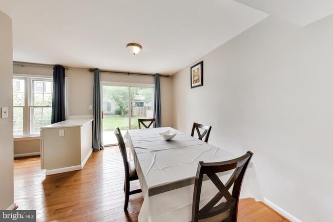 Building Photo - 10075 Maple Leaf Dr