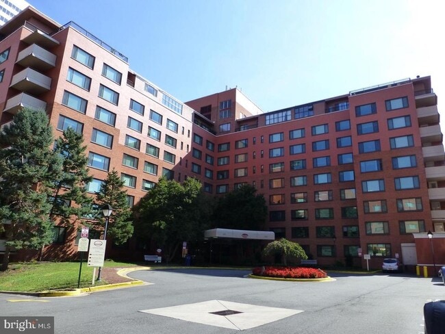 Building Photo - 1021 Arlington Blvd Unit 406