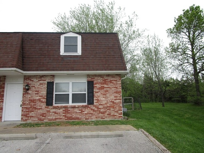 Building Photo - Remarkable Two Bedroom Town-Home with Fenced Yard - Available August 14th!!!