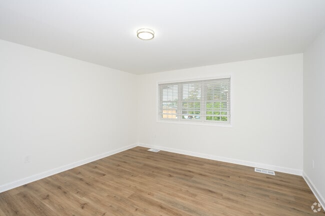 2 habitaciones, 2 baños - 1000 pies cuadrados - Dormitorio principal - Normandy Hill Apartments