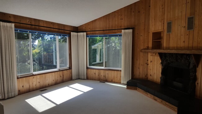 Photo - Raleigh Hills Beauty! XL Yard & Attached Garage! Dogs OK!