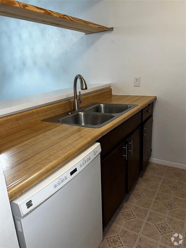 Building Photo - 807 Plumpton Dr Rental