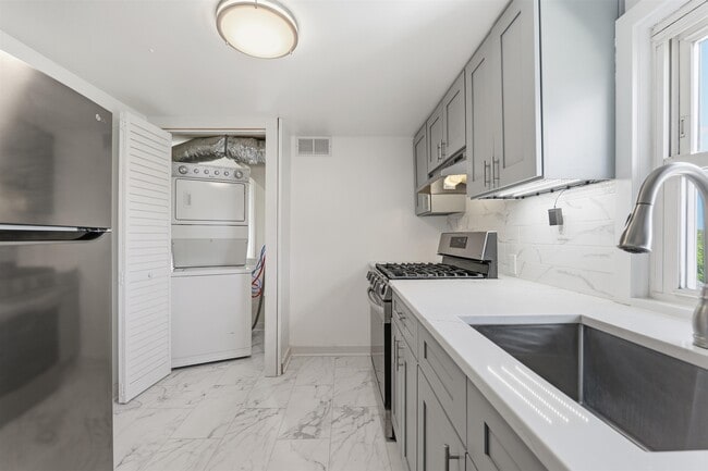 76 Schuyler Ave
