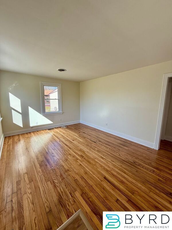 Photo - 5305 Lochaven Ave