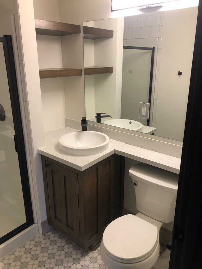 Bathroom - 524 S Dorchester Ave Unit 1