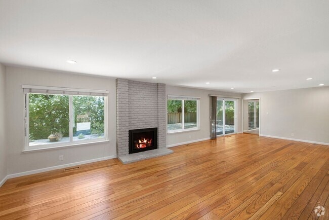 Building Photo - Spacious Menlo Park Retreat with 6 Bedroom... Rental